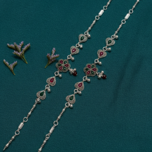 VIBRANT VEILS Filigree Heart Anklet (Pair)